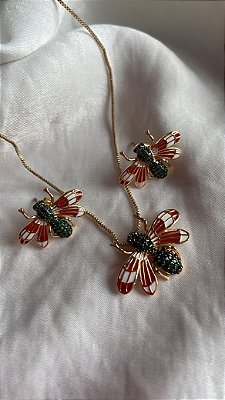 CONJUNTO BUGS CRAVEJADO COM ZIRCONIAS ESMERALDA E CRISTAL NO BANHO OURO18K