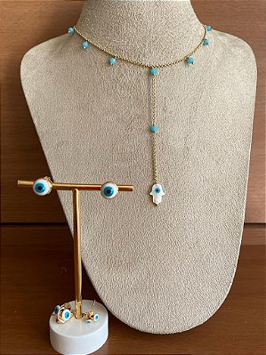 CONJUNTO GRAVATINHA COM MIÇANGAS AZUIS E MÃOZINHA MADREPÉROLA OLHO GREGO E TRIO DE BRINCOS OLHO GREGO NO BANHO OURO18K