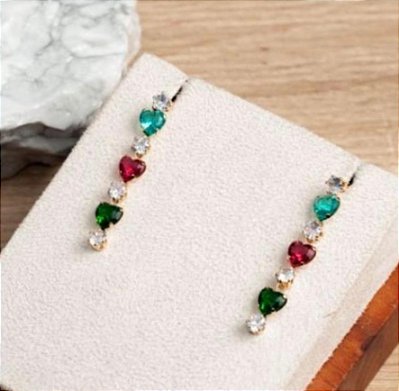 BRINCO PÊNDULO TRÊS CORAÇÕES ZIRCONIA TURMALINA,RUBI E ESMERALDA NO BANHO OURO18K