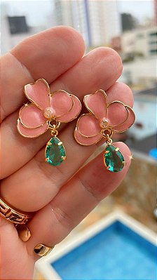BRINCO ORQUÍDEA ESMALTADA ROSE COM GOTA TURMALINA NO BANHO OURO18K