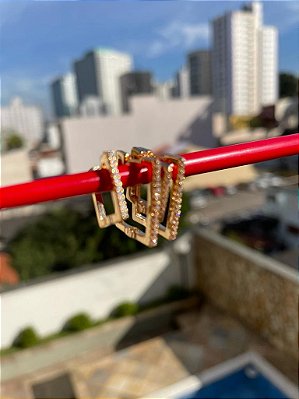 BRINCO ARGOLINHA DUPLA QUADRADA COM CRAVAÇÃO NO BANHO OURO18K