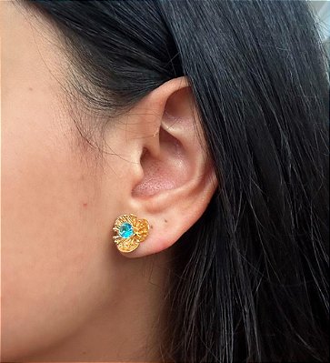 BRINCO FLORZINHA COM MIOLO ZIRCONIA AZUL NO BANHO OURO18K