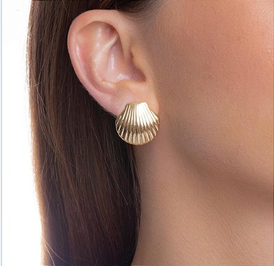 BRINCO CONCHA NO BANHO OURO18K