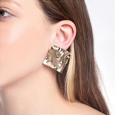 BRINCO QUADRADO ORGANICO BANHADO A OURO18K