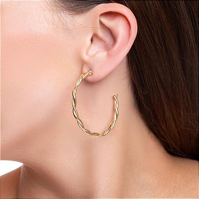 BRINCO ARGOLA TORCIDA TRABALHADA NO BANHO OURO18K