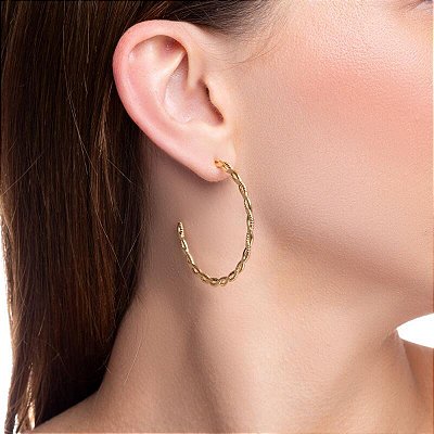 BRINCO ARGOLA TORCIDA LAMINADA NO BANHO OURO 18K