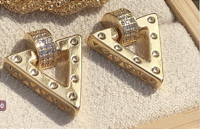Brinco triângulo com cravação inspiração joalheria no banho ouro18k
