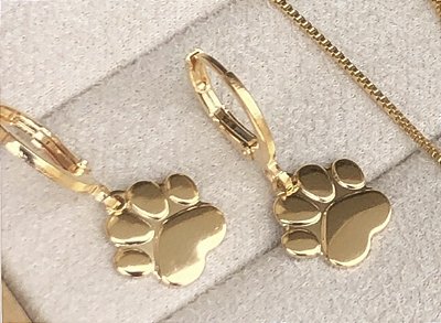 Brinco argolinha pingente patinha no banho ouro18k