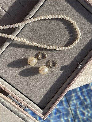 Brinco argolinha com pêndulo pérola orgânica no banho ouro18k