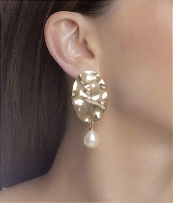 Brinco oval orgânico com pingente gota pérola no banho ouro18k