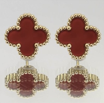 Brinco trevo vermelho inspiração joalheria VC no banho ouro18k Ultra Ion