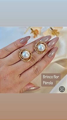 Brinco flor miolo pérola no banho ouro18k
