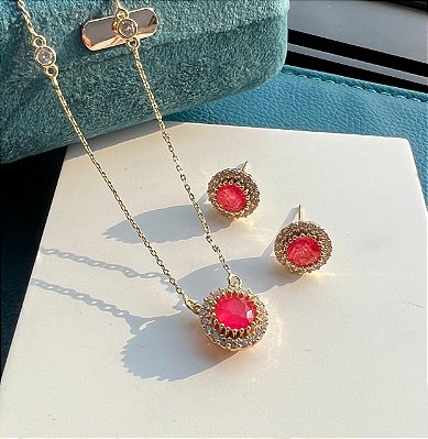 Conjunto redondo Fusion Pink com micro zirconias cristal no banho ouro18k