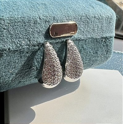 Brinco gota inspiração joalheria cravejado micro zirconias cristal no ródio branco