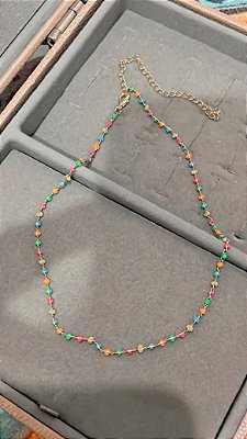 Choker miçangas coloridas no banho ouro18k