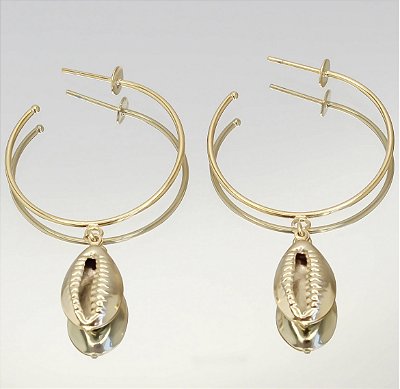 Brinco argola pêndulo concha no banho ouro18k