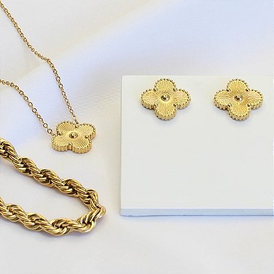Conjunto trevo inspiração joalheria no banho ouro18k e ultra Ion colar e brincos
