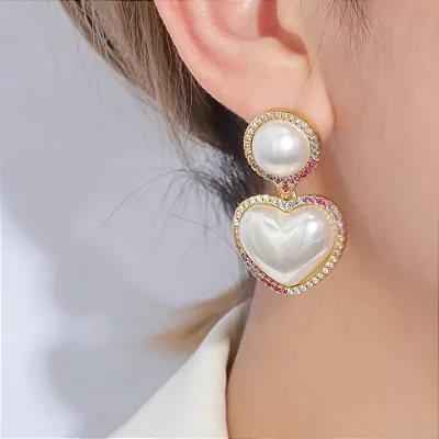Brinco coração pérola cravejado com micro zirconias coloridas no banho ouro18k