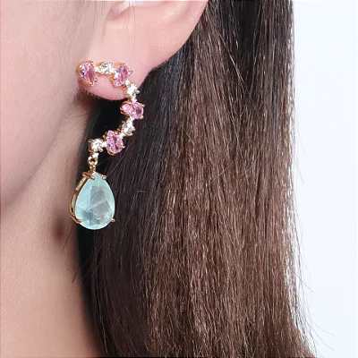 Brinco meio arco gotinhas zircônia rosa e gota turmalina light Fusion no banho ouro18k
