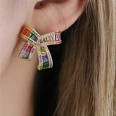 Brinco laço zirconias coloridas no banho ouro18k