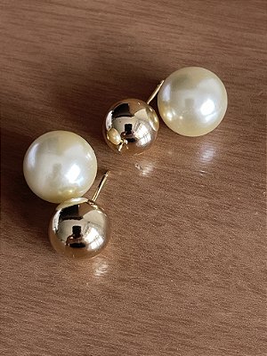 Brinco esfera com fecho pérola inspiração Dior no banho ouro18k