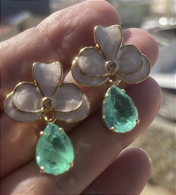 Brinco orquídea perolada com gota turmalina fusion no banho ouro18k