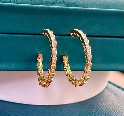 Argola inspiração Joalheria Bug cravejada zircônia cristal no banho ouro18k