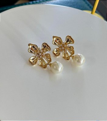 Brinco flor cravejada miolo com pingente pérola Shell banho ouro18k