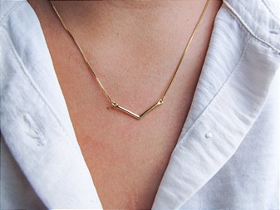Colar em v banhado a ouro 18k