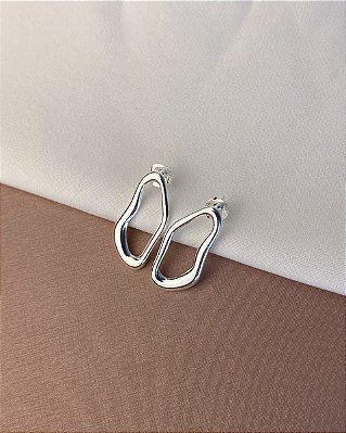 Brinco Contorno Orgânico – Design Moderno Prata