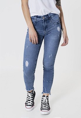 Calça jeans com barra desfiada