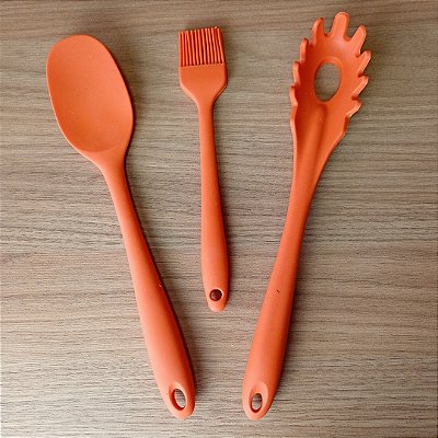 Kit Utensílios de Silicone Laranja – Pegador de Macarrão + Espátula Redonda + Pincel