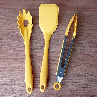 Kit Utensílios de Silicone Amarelo – Pegador de Macarrão + Espátula Lisa + Pegador com Trava