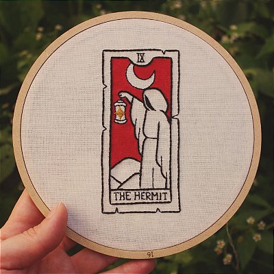QUADRO / BASTIDOR BORDADO - TAROT O EREMITA