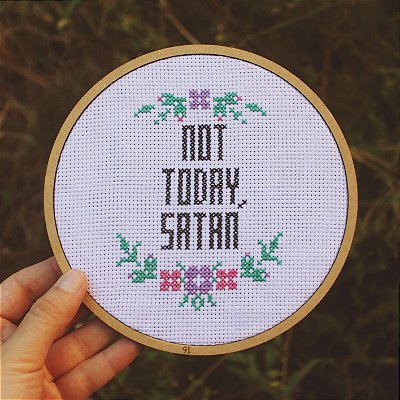 QUADRO / BASTIDOR BORDADO - NOT TODAY SATAN