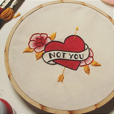Quadro / Bastidor bordado - Coração "Not You"