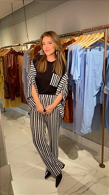 BLUSA COM BOLSO NINA PRETO