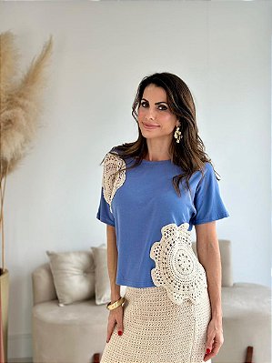 BLUSA COM DETALHE EM CROCHÊ AZUL