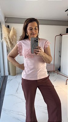 BLUSA COM DETALHE BOLSO CROCHÊ ROSA