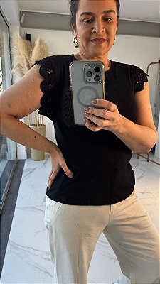 BLUSA COM DETALHE BOLSO CROCHÊ PRETO