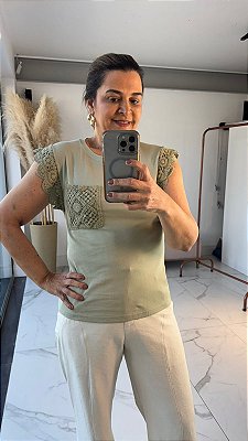 BLUSA COM DETALHE BOLSO CROCHÊ VERDE