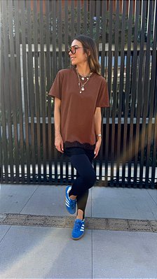 CAMISETA C/ RENDA MAYA MARROM