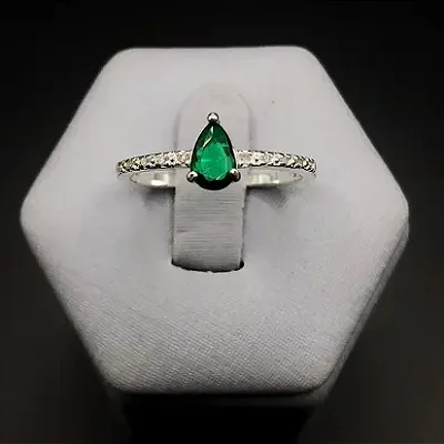 Anel de Pedras Zirconias Brancas No Aro e Central Gota A104 (Prata 925)