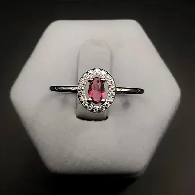 Anel com Pedra Oval Pequena Vermelha e Zircônias Brancas ao Redor A138 (Prata 925)