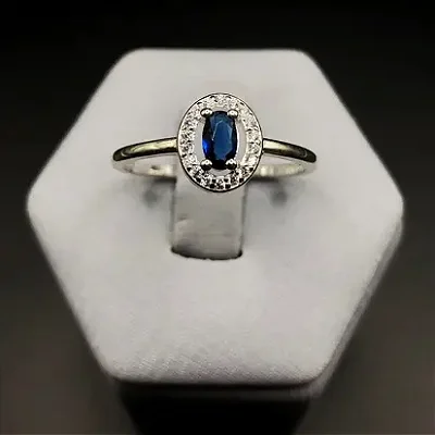 Anel com Pedra Oval Pequena Azul e Zircônias Brancas ao Redor A139 (Prata 925)