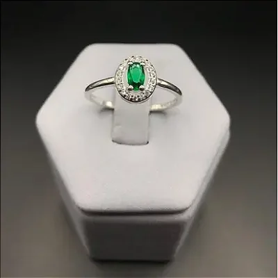 Anel com Pedra Oval Pequena Verde e Zircônias Brancas ao Redor A140 (Prata 925)