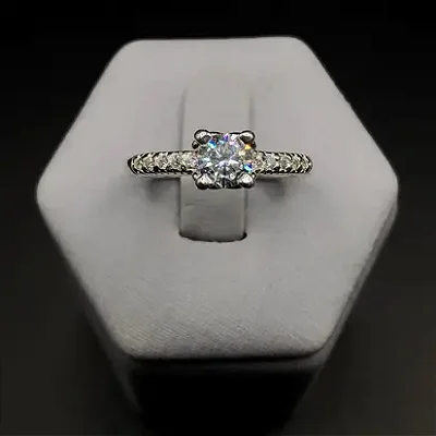 Solitário com 4 Garras com Zircônia Central Branca e Aro Cravejado S015 (Prata 925)