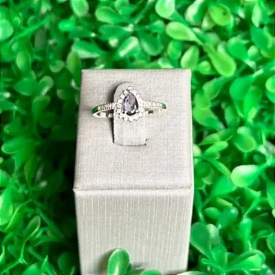 Anel com Pedra Gota Lilás com Zircônias Brancas Cravejadas A142 (Prata 925)