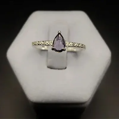 Anel com Pedra Gota Lilás com Zircônias Brancas Cravejadas A142 (Prata 925)