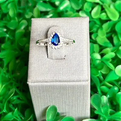 Anel com Pedra Gota Azul com Zircônias Brancas Cravejadas A144 (Prata 925)